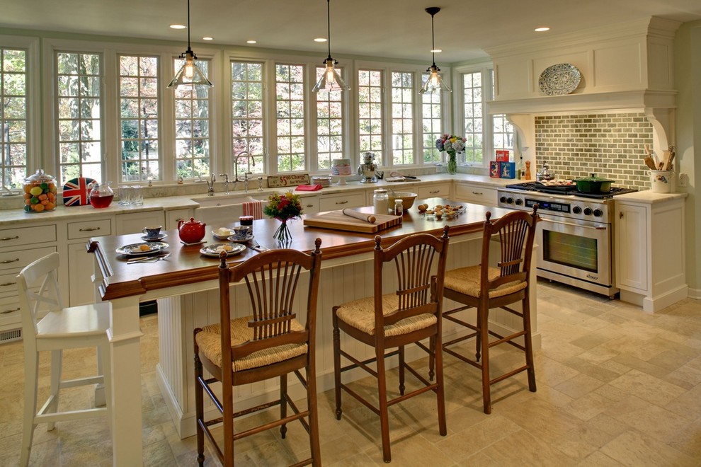 Foto på ett vintage kök, med luckor med infälld panel, rostfria vitvaror, en rustik diskho, träbänkskiva och vita skåp