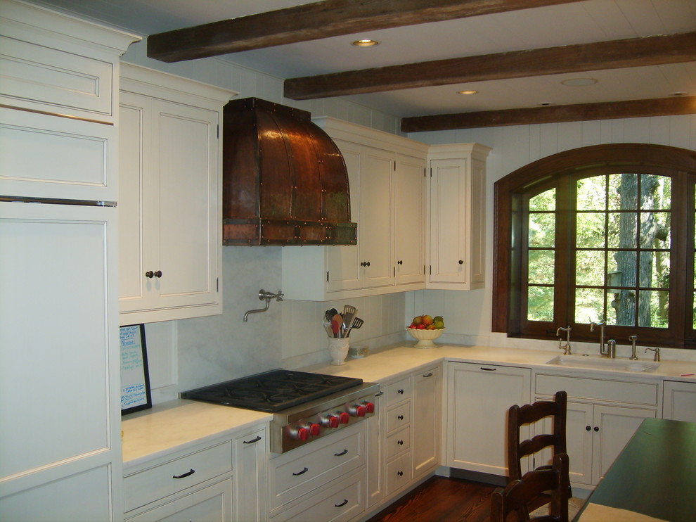Idéer för ett klassiskt kök och matrum, med en undermonterad diskho, luckor med infälld panel, vita skåp, marmorbänkskiva, vitt stänkskydd, rostfria vitvaror, mörkt trägolv och en köksö