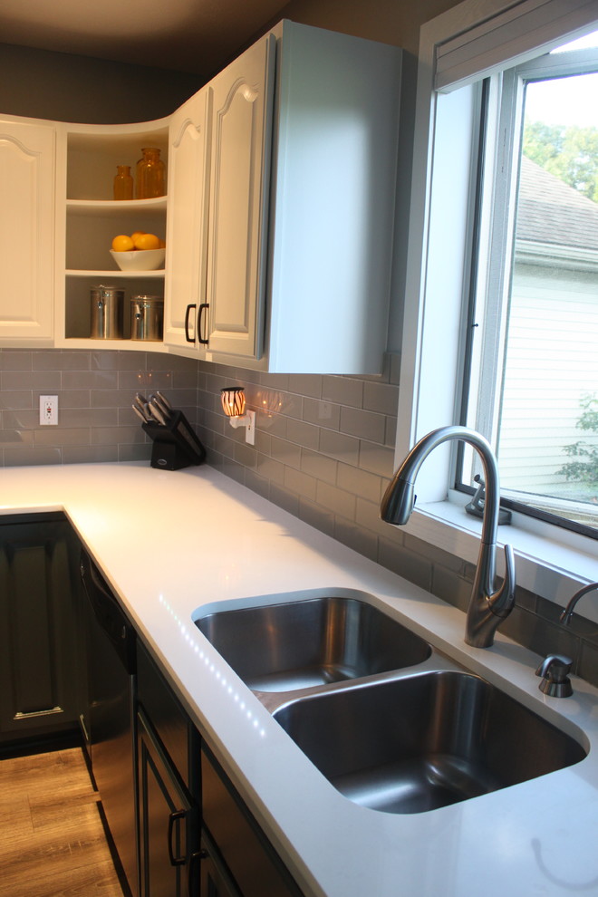 Idéer för ett mellanstort modernt kök, med en dubbel diskho, luckor med upphöjd panel, gröna skåp, granitbänkskiva, grått stänkskydd, stänkskydd i tunnelbanekakel, rostfria vitvaror, mellanmörkt trägolv och en köksö