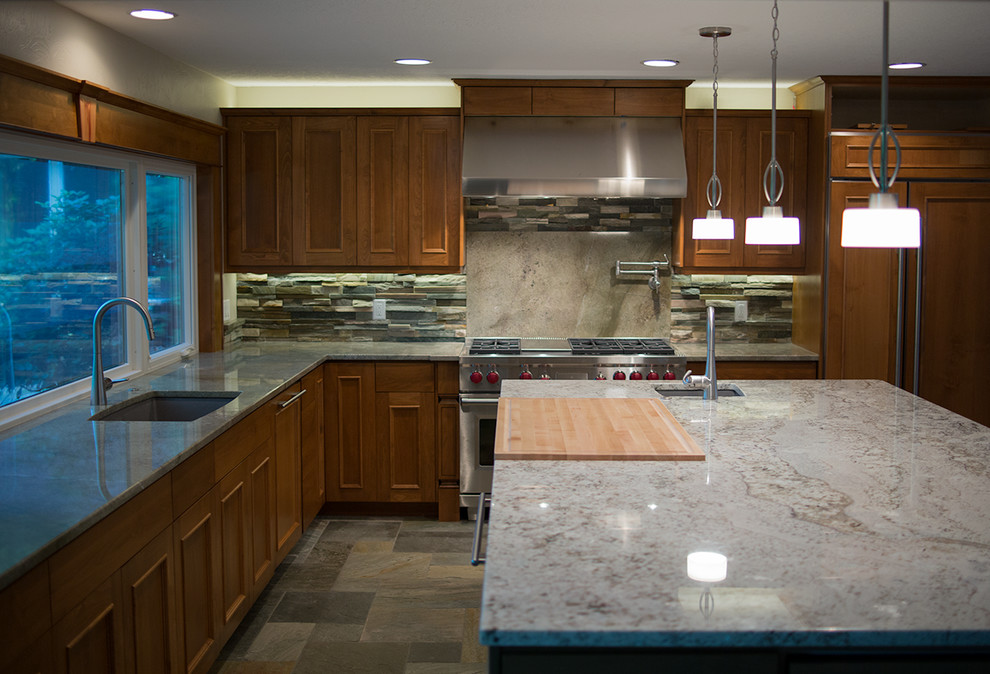 Exempel på ett stort modernt kök, med en undermonterad diskho, släta luckor, skåp i mellenmörkt trä, granitbänkskiva, flerfärgad stänkskydd, rostfria vitvaror, skiffergolv och en köksö