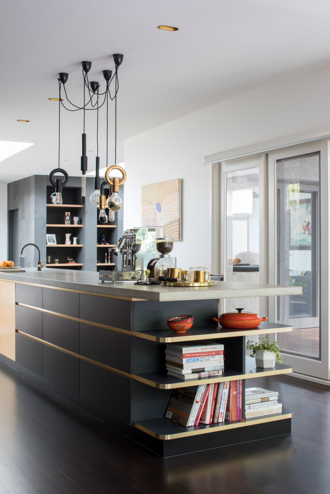Idéer för ett stort modernt grå kök, med en integrerad diskho, släta luckor, svarta skåp, mörkt trägolv, en köksö och brunt golv