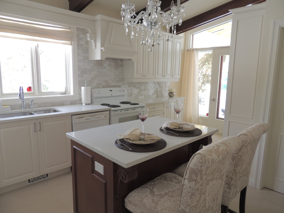 Bild på ett avskilt, mellanstort vintage l-kök, med en undermonterad diskho, luckor med upphöjd panel, vita skåp, bänkskiva i kvarts, vitt stänkskydd, stänkskydd i stenkakel, vita vitvaror, klinkergolv i porslin och en köksö