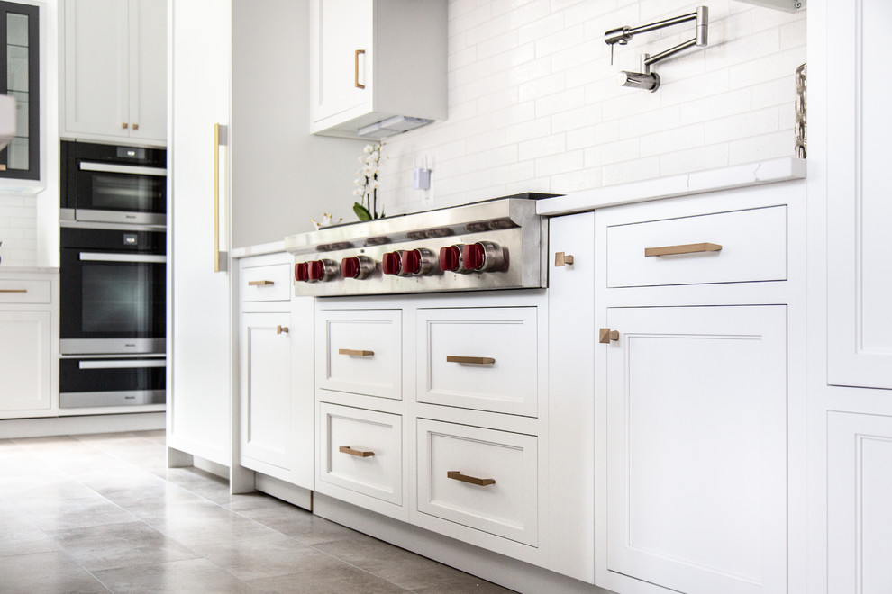 Exempel på ett stort lantligt vit vitt kök med öppen planlösning, med en rustik diskho, skåp i shakerstil, vita skåp, bänkskiva i kvarts, vitt stänkskydd, stänkskydd i porslinskakel, integrerade vitvaror, klinkergolv i porslin, en köksö och grått golv