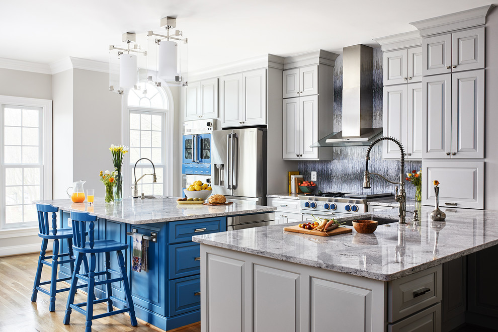 Exempel på ett stort klassiskt grå grått l-kök, med mellanmörkt trägolv, en köksö, en undermonterad diskho, luckor med upphöjd panel, grå skåp, flerfärgad stänkskydd och färgglada vitvaror
