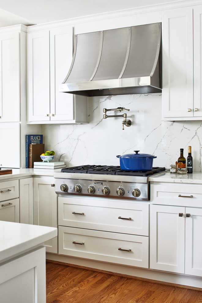 Mittelgroße Küche mit weißen Schränken, Küchenrückwand in Weiß, Küchengeräten aus Edelstahl, braunem Holzboden und weißer Arbeitsplatte in Washington, D.C.