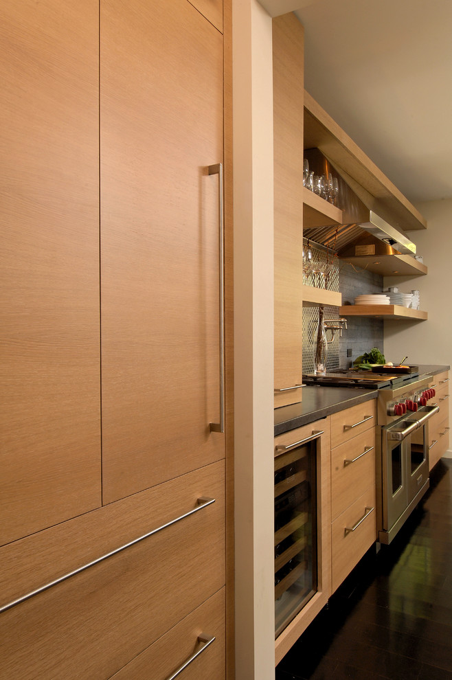 Idéer för att renovera ett mellanstort funkis kök, med släta luckor, skåp i ljust trä, granitbänkskiva, rostfria vitvaror, en köksö, en integrerad diskho, stänkskydd i metallkakel, mörkt trägolv och stänkskydd med metallisk yta