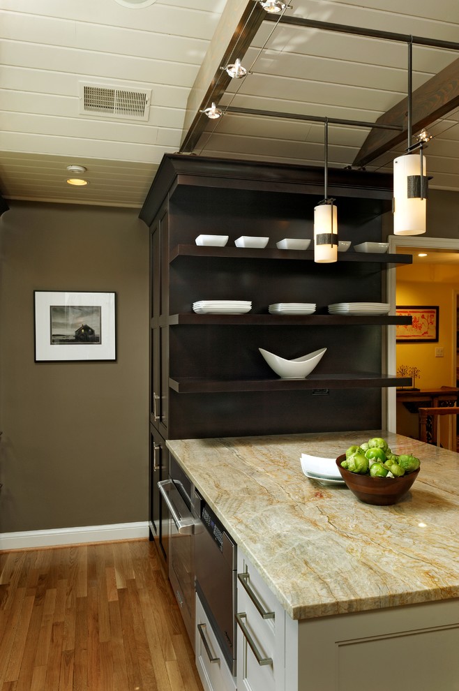 Idéer för mellanstora funkis kök, med en undermonterad diskho, luckor med profilerade fronter, granitbänkskiva, flerfärgad stänkskydd, stänkskydd i porslinskakel, rostfria vitvaror, ljust trägolv, en halv köksö, grå skåp och beiget golv