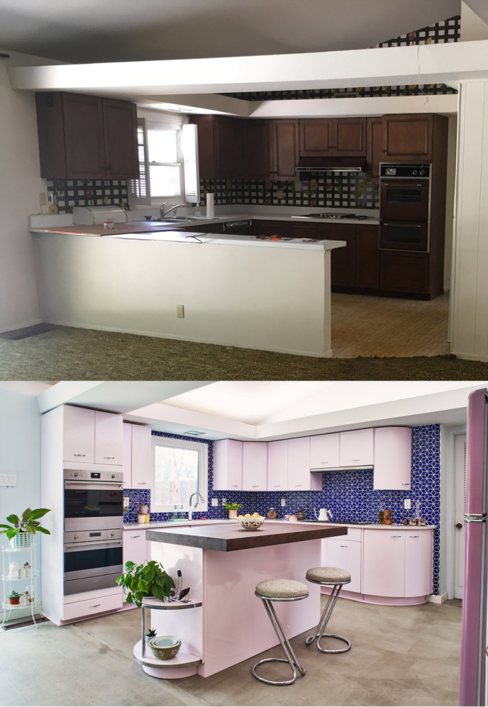 Inspiration för mellanstora 60 tals flerfärgat kök, med en undermonterad diskho, bänkskiva i koppar, blått stänkskydd, stänkskydd i keramik, rostfria vitvaror, betonggolv, en köksö och grått golv