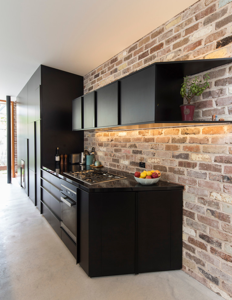 Diseño de cocina comedor contemporánea, de tamaño medio, con armarios con paneles lisos, puertas de armario negras y salpicadero de azulejos tipo metro