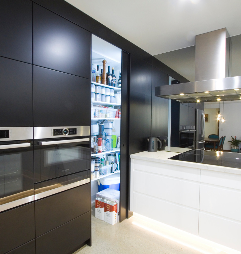 Idee per una grande cucina moderna con lavello sottopiano, top in quarzite, paraspruzzi a specchio e top bianco