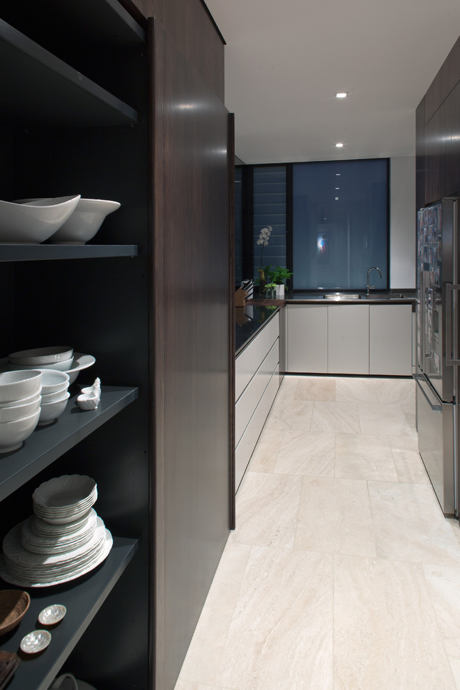 Zweizeilige Moderne Küche mit Vorratsschrank, integriertem Waschbecken, flächenbündigen Schrankfronten, Edelstahl-Arbeitsplatte, Glasrückwand, Küchengeräten aus Edelstahl und Travertin in Perth