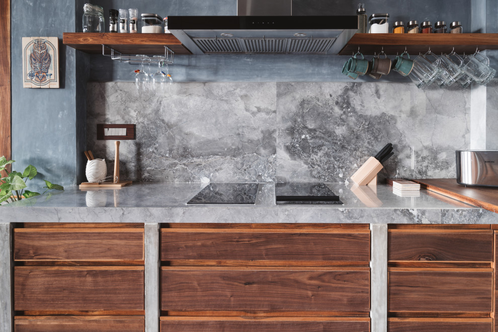 アフマダーバードにあるコンテンポラリースタイルのおしゃれなキッチン (中間色木目調キャビネット、グレーのキッチンパネル、グレーのキッチンカウンター) の写真