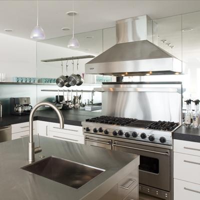 Immagine di una cucina minimalista con elettrodomestici in acciaio inossidabile