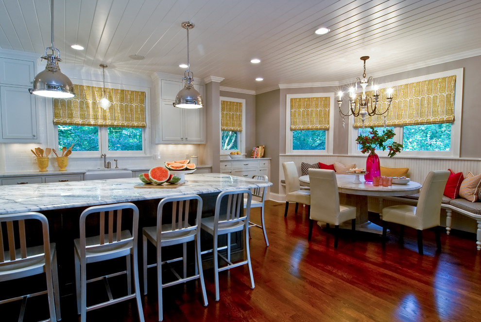 Foto di una cucina abitabile chic con lavello stile country, ante bianche, paraspruzzi bianco e paraspruzzi con piastrelle diamantate
