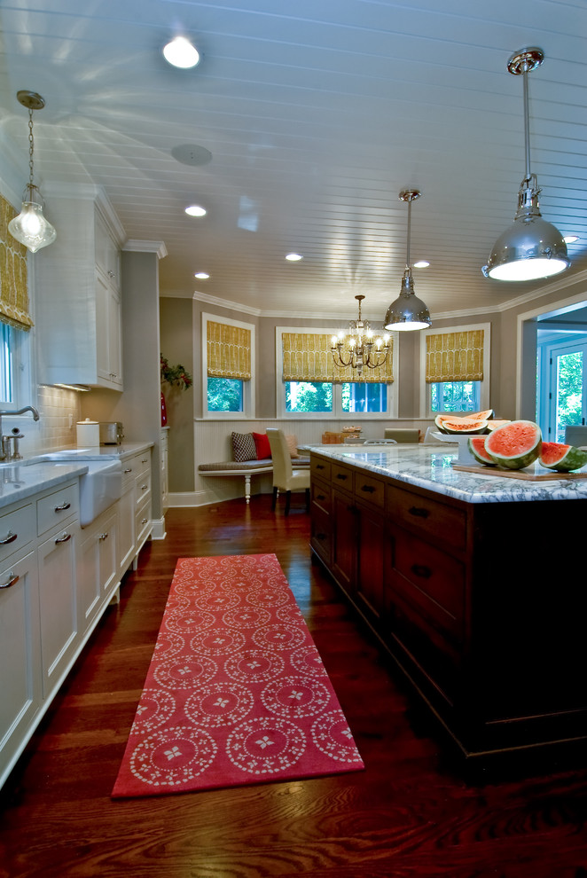 Foto de cocina clásica renovada con fregadero sobremueble y cortinas