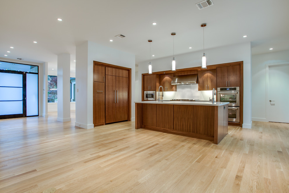 Kitchen - modern kitchen idea in Dallas