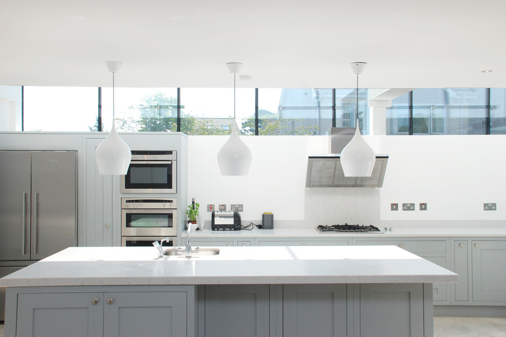 Zweizeilige Moderne Küche mit Unterbauwaschbecken, Schrankfronten im Shaker-Stil, grauen Schränken, Küchengeräten aus Edelstahl und Kücheninsel in Dublin