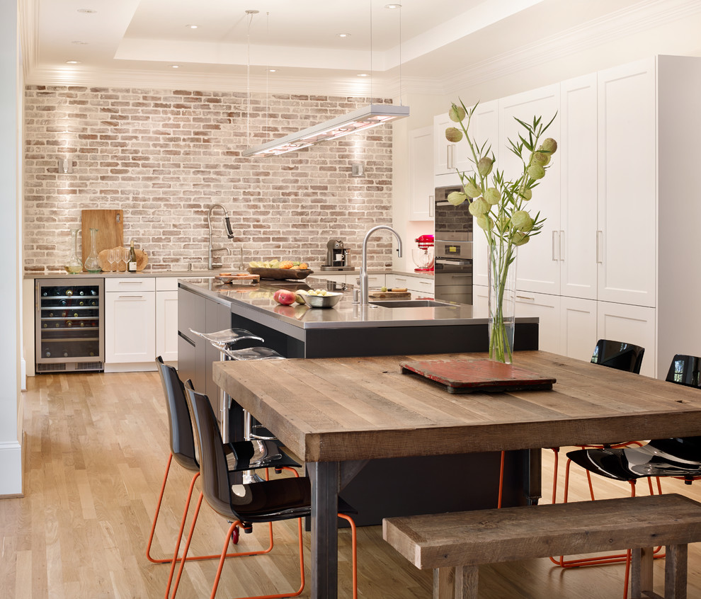 Imagen de cocina contemporánea grande con armarios estilo shaker, una isla, fregadero de un seno, puertas de armario blancas, electrodomésticos de acero inoxidable, suelo de madera clara, encimera de cuarzo compacto, salpicadero multicolor, salpicadero de ladrillos, suelo beige y encimeras grises