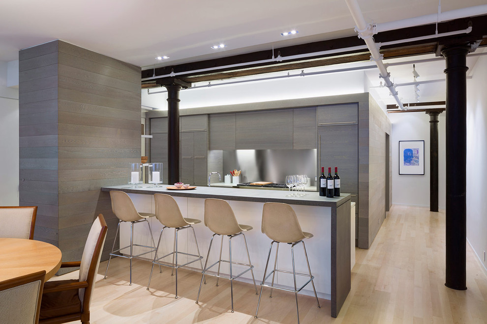 Пример оригинального дизайна: кухня в стиле модернизм с плоскими фасадами, серыми фасадами, фартуком цвета металлик, фартуком из металлической плитки и барной стойкой
