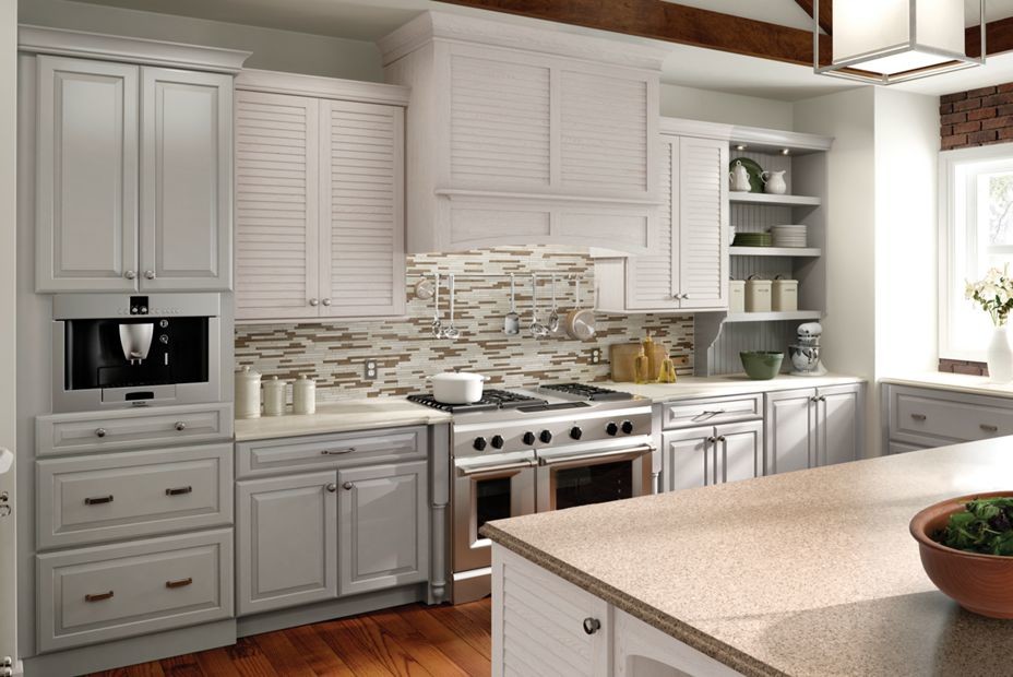 Idéer för att renovera ett mellanstort funkis kök, med luckor med upphöjd panel, vita skåp, granitbänkskiva, flerfärgad stänkskydd, stänkskydd i stickkakel, rostfria vitvaror, en köksö, en nedsänkt diskho och mellanmörkt trägolv