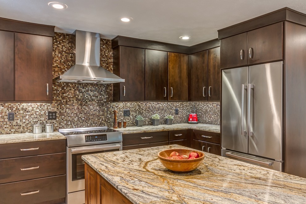 Exempel på ett mellanstort modernt kök, med en undermonterad diskho, släta luckor, skåp i mörkt trä, granitbänkskiva, flerfärgad stänkskydd, stänkskydd i mosaik, rostfria vitvaror, klinkergolv i porslin och en köksö