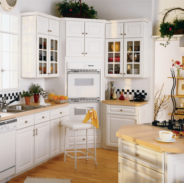 Medallion Door Styles Clásico Cocina Otras zonas de McMunn