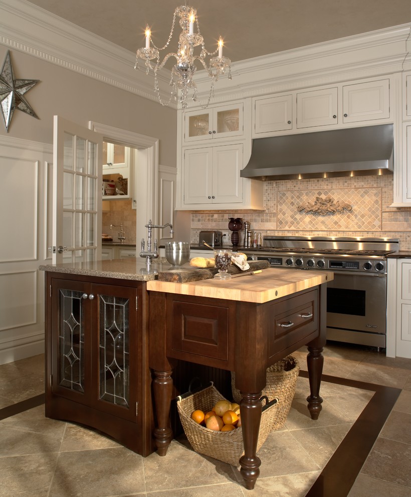 Exempel på ett mellanstort, avskilt klassiskt brun linjärt brunt kök, med luckor med upphöjd panel, vita skåp, granitbänkskiva, flerfärgad stänkskydd, stänkskydd i keramik, rostfria vitvaror, klinkergolv i keramik, en köksö och beiget golv