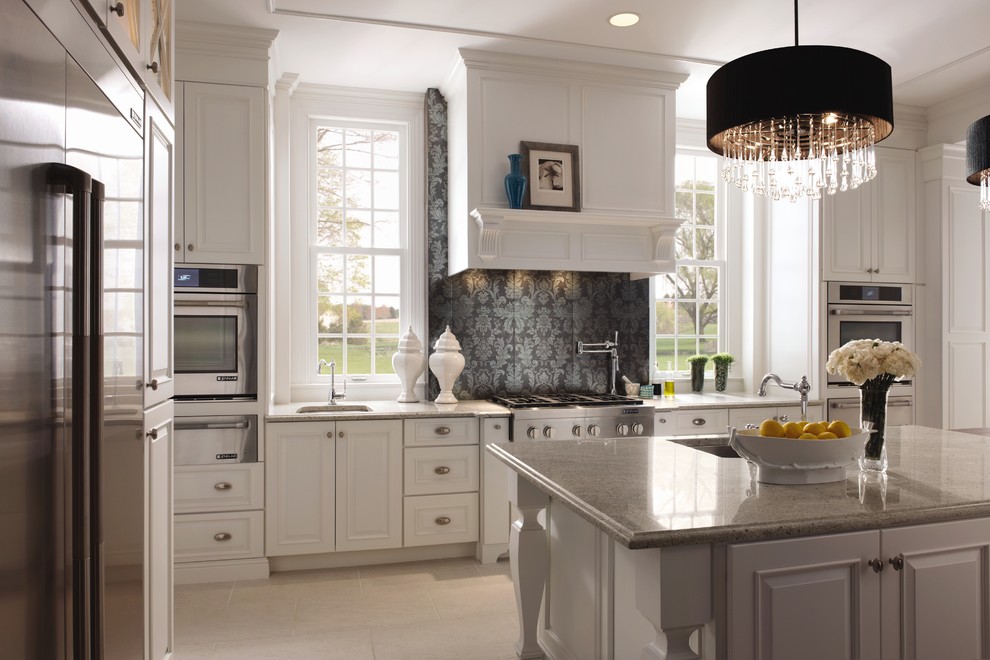 Bild på ett stort vintage l-kök, med luckor med upphöjd panel, vita skåp, granitbänkskiva, blått stänkskydd, stänkskydd i keramik, rostfria vitvaror, klinkergolv i keramik, en köksö, en nedsänkt diskho och vitt golv