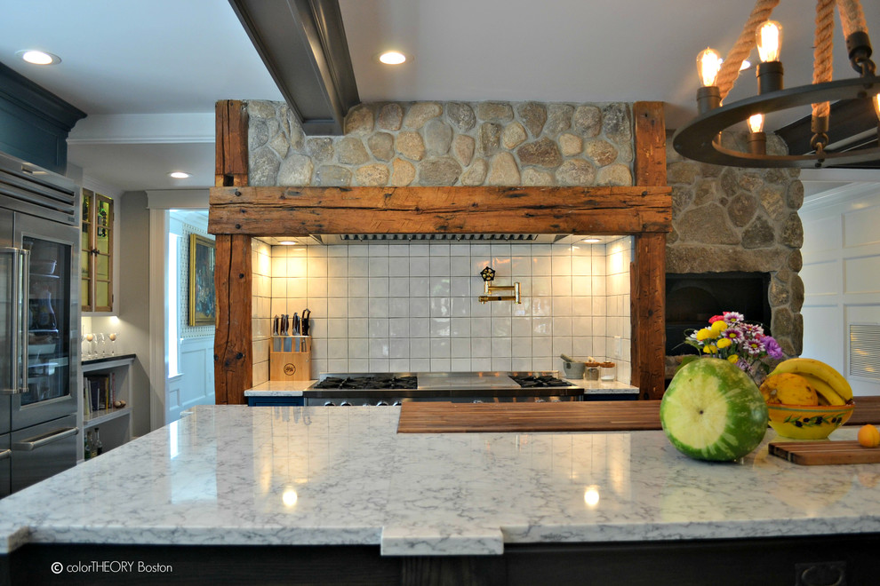 Exempel på ett mycket stort kök, med bänkskiva i kvarts, rostfria vitvaror, mellanmörkt trägolv, en köksö, en rustik diskho, luckor med infälld panel, turkosa skåp, vitt stänkskydd och stänkskydd i cementkakel