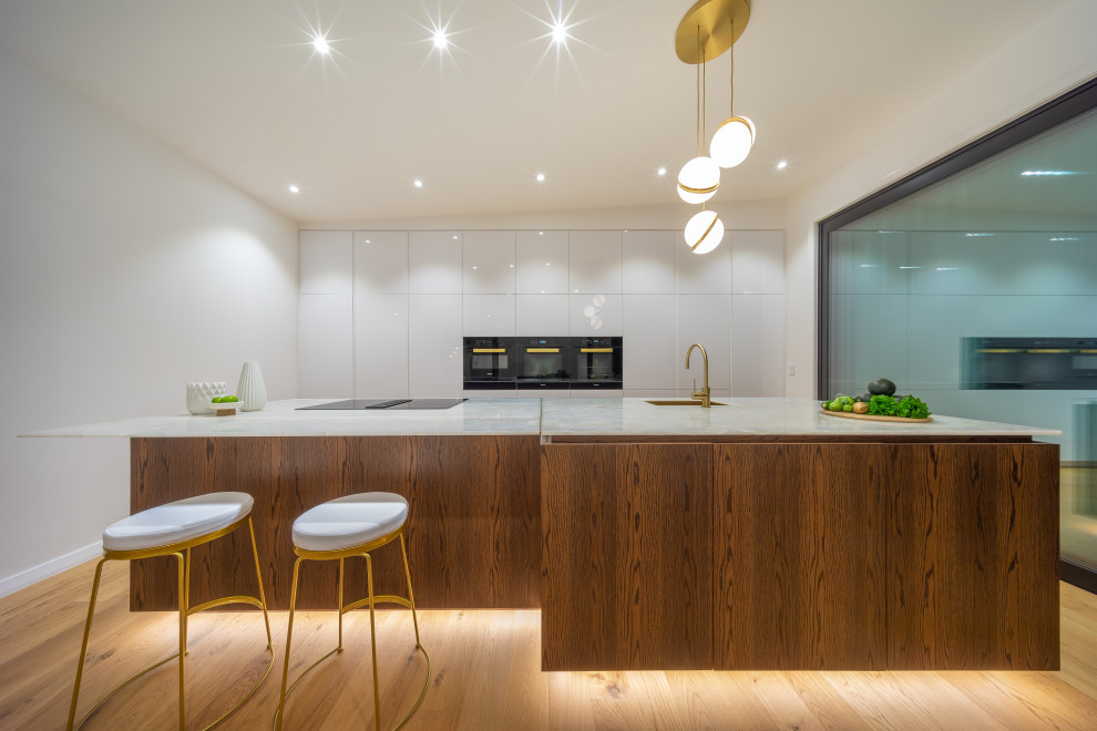 Offene, Zweizeilige, Große Moderne Küche mit Kücheninsel in Auckland