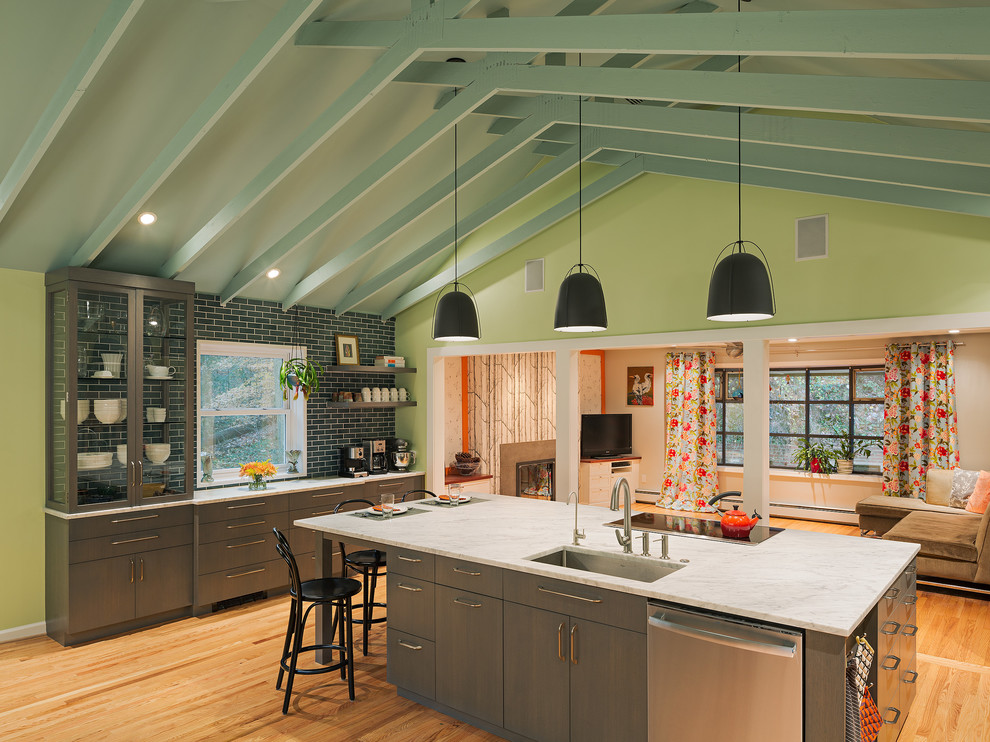 Imagen de cocina campestre abierta con fregadero bajoencimera, salpicadero gris, salpicadero de azulejos tipo metro, suelo de madera clara y una isla