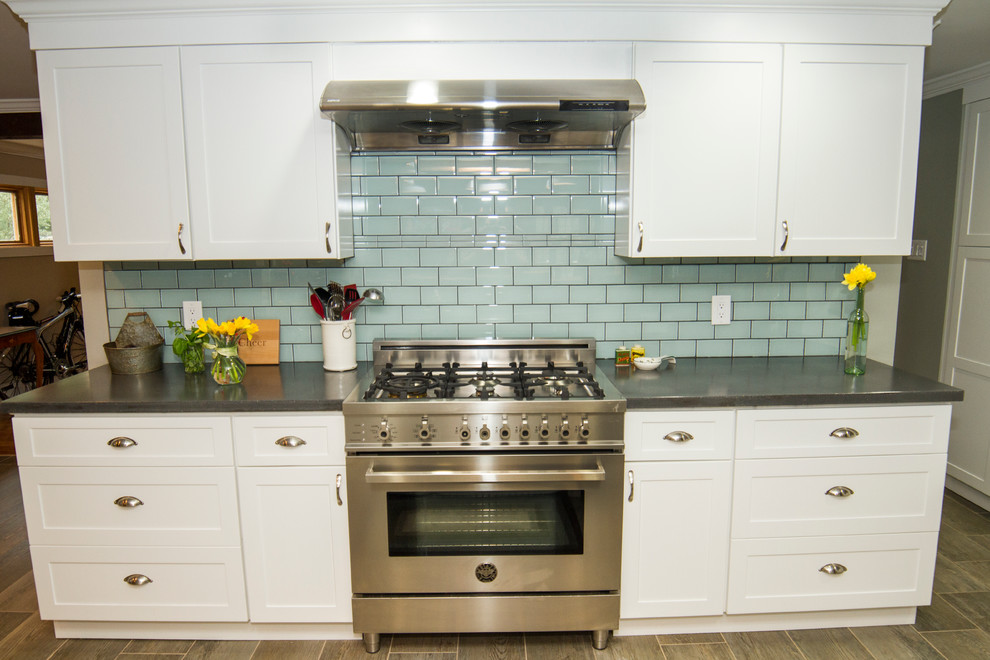 Exempel på ett mellanstort klassiskt kök, med en rustik diskho, skåp i shakerstil, vita skåp, bänkskiva i betong, blått stänkskydd, stänkskydd i glaskakel, rostfria vitvaror och klinkergolv i porslin