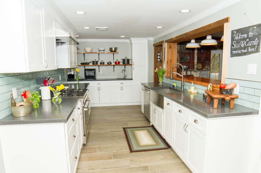 Inredning av ett klassiskt mellanstort kök, med en rustik diskho, skåp i shakerstil, vita skåp, bänkskiva i betong, blått stänkskydd, stänkskydd i glaskakel, rostfria vitvaror och klinkergolv i porslin
