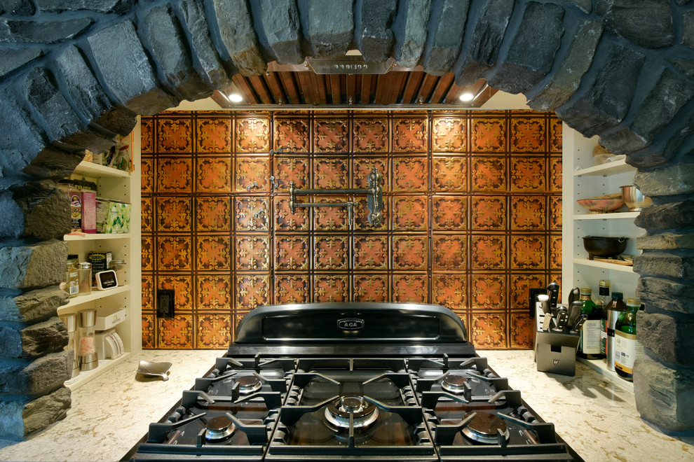 Exemple d'une très grande cuisine américaine rétro avec un placard à porte shaker, des portes de placard beiges, un plan de travail en quartz, un électroménager en acier inoxydable, un sol en vinyl et îlot.
