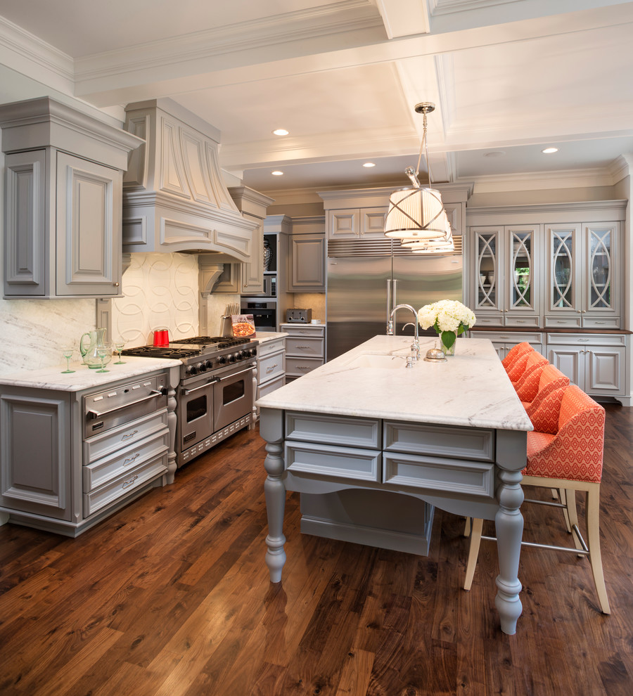 Moderne Küche mit grauen Schränken, Granit-Arbeitsplatte, Küchenrückwand in Weiß, Rückwand aus Stein und Küchengeräten aus Edelstahl in Minneapolis