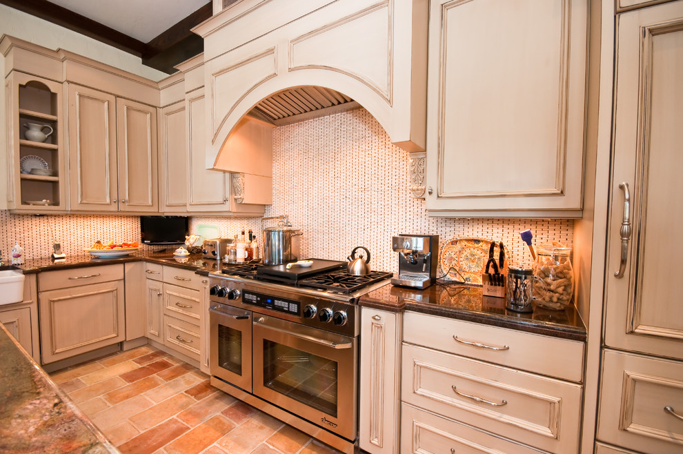 Exempel på ett stort klassiskt kök, med luckor med upphöjd panel, beige skåp, marmorbänkskiva, vitt stänkskydd, en köksö, stänkskydd i keramik, rostfria vitvaror och klinkergolv i keramik