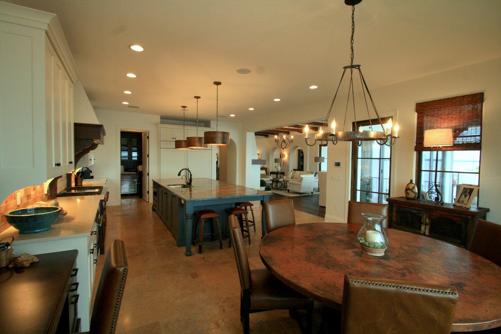 Idéer för att renovera ett mycket stort medelhavsstil kök, med en undermonterad diskho, luckor med upphöjd panel, vita skåp, granitbänkskiva, brunt stänkskydd, stänkskydd i terrakottakakel, rostfria vitvaror, skiffergolv, en köksö och brunt golv