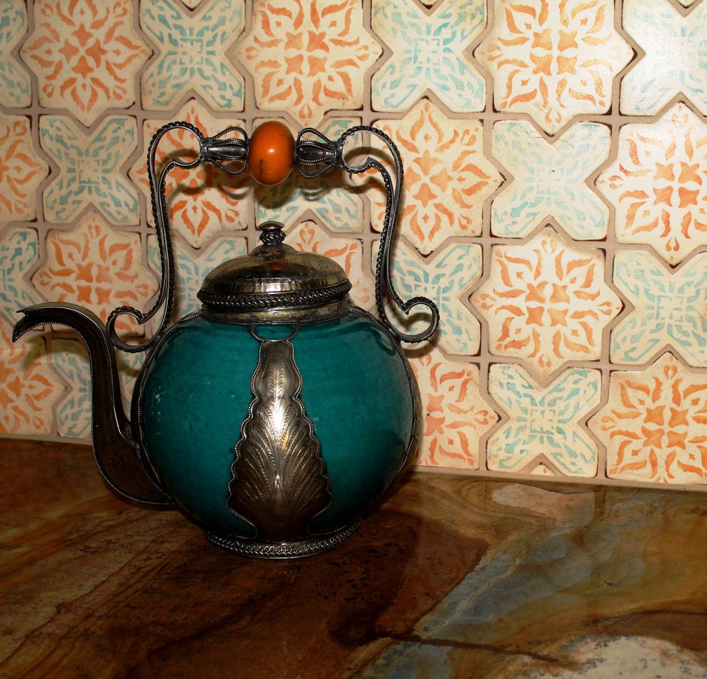 Foto di una cucina mediterranea con paraspruzzi con piastrelle in terracotta