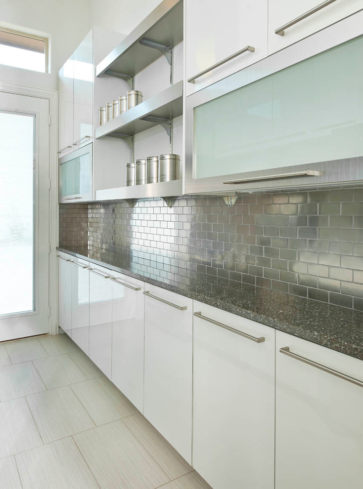 Cette photo montre une cuisine tendance avec un plan de travail en quartz modifié, une crédence métallisée, une crédence en dalle métallique et un placard à porte plane.