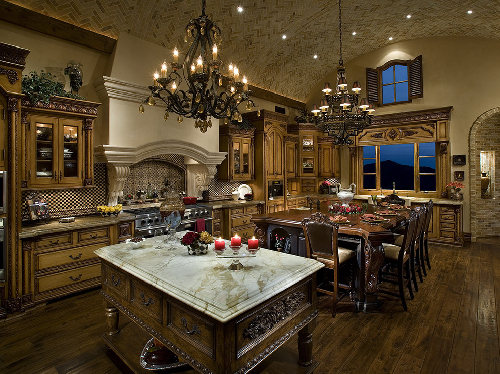 Bild på ett medelhavsstil kök, med en rustik diskho, luckor med upphöjd panel, skåp i mellenmörkt trä, marmorbänkskiva, flerfärgad stänkskydd, stänkskydd i terrakottakakel, integrerade vitvaror, mörkt trägolv och en köksö