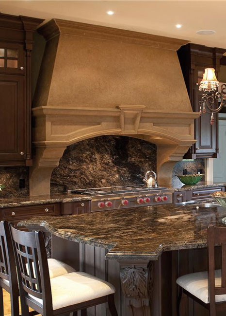 Exempel på ett mycket stort klassiskt kök, med en undermonterad diskho, luckor med profilerade fronter, skåp i mörkt trä, marmorbänkskiva, brunt stänkskydd, rostfria vitvaror, marmorgolv och en köksö