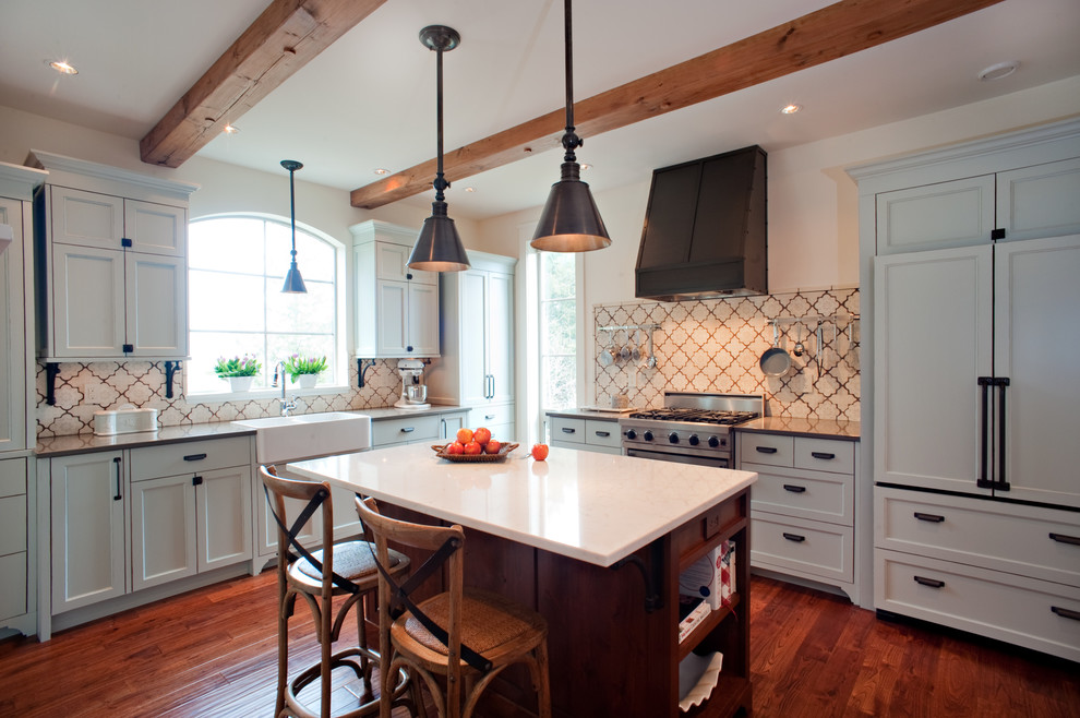 Mediterrane Küche in L-Form mit Landhausspüle, Schrankfronten im Shaker-Stil, grauen Schränken, Küchenrückwand in Beige und Elektrogeräten mit Frontblende in Vancouver