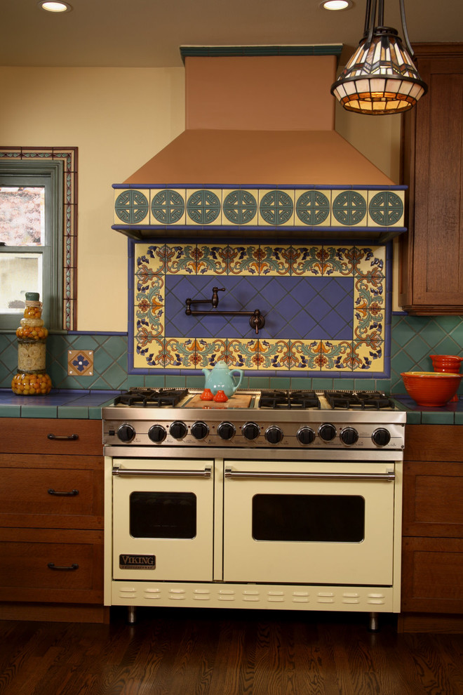 Immagine di una cucina mediterranea con elettrodomestici bianchi e top multicolore
