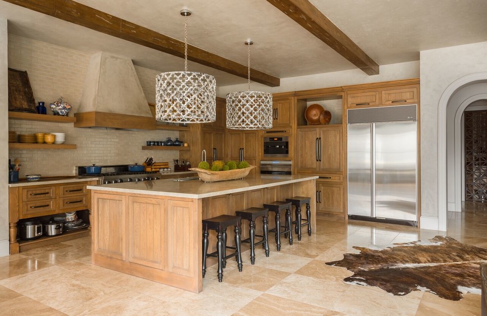 Foto på ett medelhavsstil beige kök, med luckor med infälld panel, skåp i mellenmörkt trä, beige stänkskydd, stänkskydd i tunnelbanekakel, rostfria vitvaror, en köksö och beiget golv