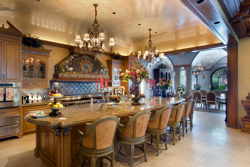 Пример оригинального дизайна: кухня в средиземноморском стиле с обеденным столом, фасадами с выступающей филенкой, фасадами цвета дерева среднего тона, разноцветным фартуком и техникой из нержавеющей стали