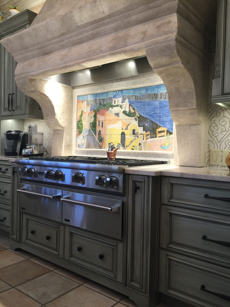 Foto di un'ampia cucina mediterranea con lavello stile country, ante con bugna sagomata, ante blu, top in quarzite, paraspruzzi beige, paraspruzzi con piastrelle a mosaico, elettrodomestici in acciaio inossidabile e pavimento con piastrelle in ceramica