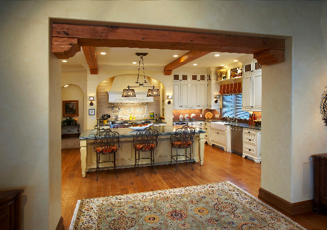 Foto på ett stort medelhavsstil grå kök, med en rustik diskho, flerfärgad stänkskydd, stänkskydd i mosaik, rostfria vitvaror, mellanmörkt trägolv, en köksö, brunt golv och vita skåp