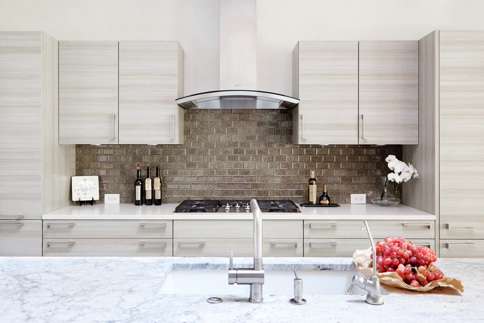 Idéer för ett stort medelhavsstil kök, med en undermonterad diskho, släta luckor, grå skåp, granitbänkskiva, brunt stänkskydd och stänkskydd i mosaik