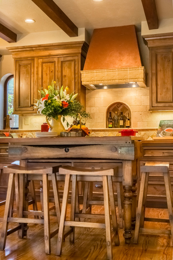 Bild på ett litet medelhavsstil kök, med en rustik diskho, skåp i shakerstil, skåp i mellenmörkt trä, bänkskiva i betong, beige stänkskydd, stänkskydd i stenkakel, rostfria vitvaror, mellanmörkt trägolv och en köksö
