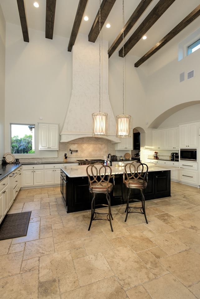 Idéer för ett stort medelhavsstil kök, med marmorbänkskiva, beige stänkskydd, stänkskydd i stenkakel, rostfria vitvaror, travertin golv och en köksö